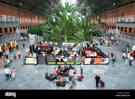 Atocha Estacion Ferroviaria Jardin Fotografías E Imágenes De Alta