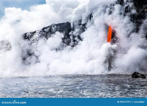 O Fluxo De Lava Do Vulc O Do Lauea Do De Ki Derrama No Oceano Em