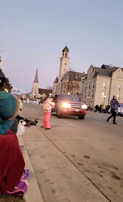 El Momento En Que El Atacante De Wisconsin Pasa A Toda Velocidad Al