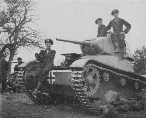 T-26 beutepanzer with its crew : r/TankPorn