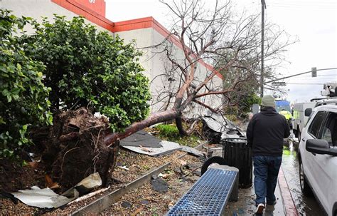 A Tornado Hits The Suburbs Of Los Angeles A Very Rare Phenomenon In