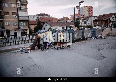 Kosovo Mitrovica Kinder Spielen Im Fluss Ibar Grenze Zwischen Kosovo