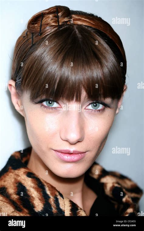 Milan Armani Backstage Modèle Printemps Été Andreea Stancu brunette hair enroulé autour de la