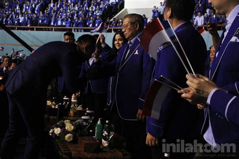 Foto Momen Sby Lambaikan Tangan Kepada Ribuan Kader Di Rapimnas Demokrat