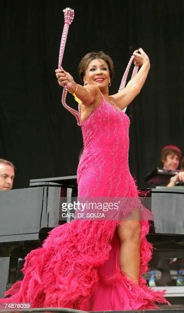 4906 Shirley Bassey Photos And High Res Pictures Getty Images