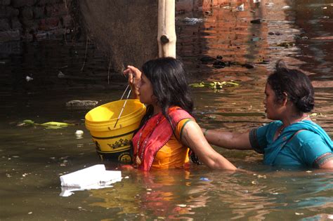 बनारस में अब बीमारियों की बाढ़ डायरिया और डेंगू की चपेट में लोग Now A Spate Of Diseases In