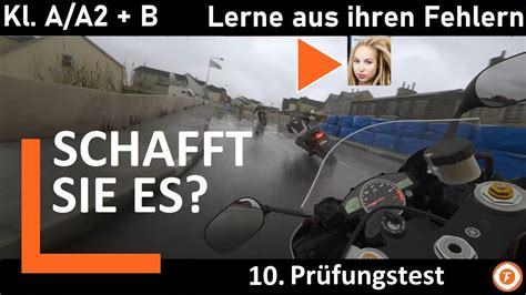 Gamerin macht den 10 Prüfungstest Auto u Motorrad Frey Fahren