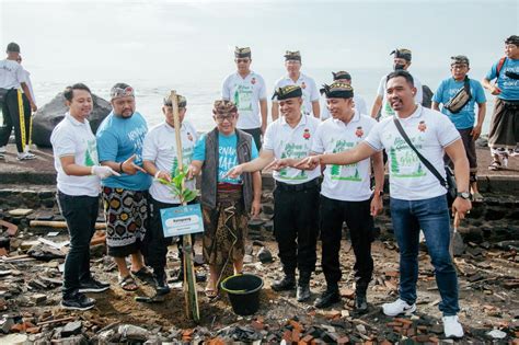 Yayasan Puri Kauhan Ubud Tanam Seribu Pohon Di Pantai Ketewel