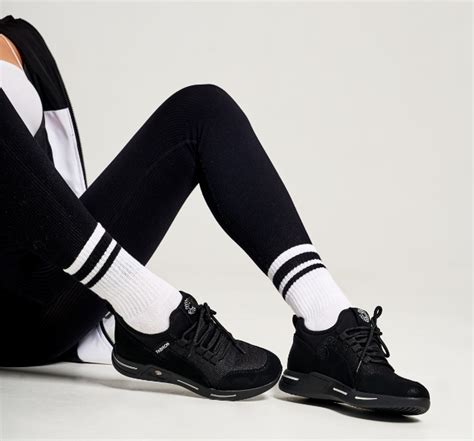 Кроссовки: универсальная обувь в женском гардеробе