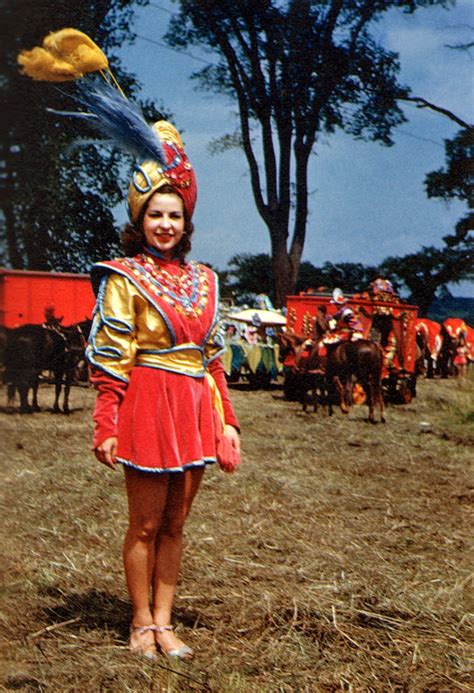 15 Wonderful Color Portrait Photos of Circus Performers From Between ...