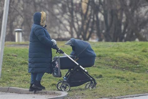 Dominika Gwit na spacerze z dzieckiem Zdjęcia paparazzi