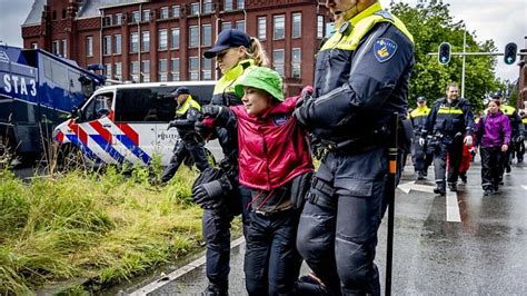 Greta Thunberg Wurde Bei Klimaprotest In Den Haag Festgenommen Sn At