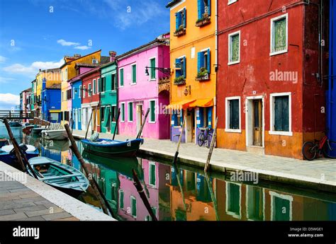 Los Coloridos Edificios En La Calle Soleada De La Isla De Burano