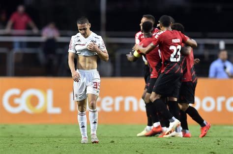 Tiago Volpi falha e São Paulo perde do Athletico PR 1 a 0