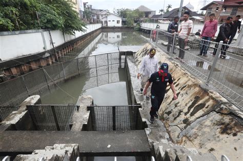 Kantor Walikota Banda Aceh Dikepung Massa Bakri Siddiq Dihadiahi