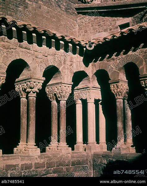 Claustro Romanico Del Monasterio De Santa Maria De Estany Siglo Xii