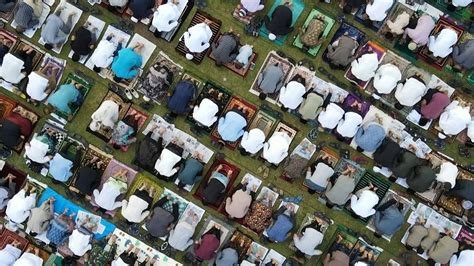 Video Watch Muslims Around The World Perform Eid Al Adha Prayer