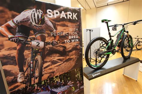 ニノ・シューターのアルカンシェルと金メダル獲得に貢献したフルサスxcバイクsparkがモデルチェンジ Cyclowired