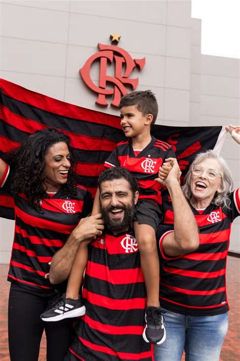 Flamengo Lan A Oficialmente Novo Uniforme Pedro E Gabigol De