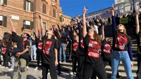 Contro La Violenza Sulle Donne Si Balla In Piazza Di Spagna Gazzetta