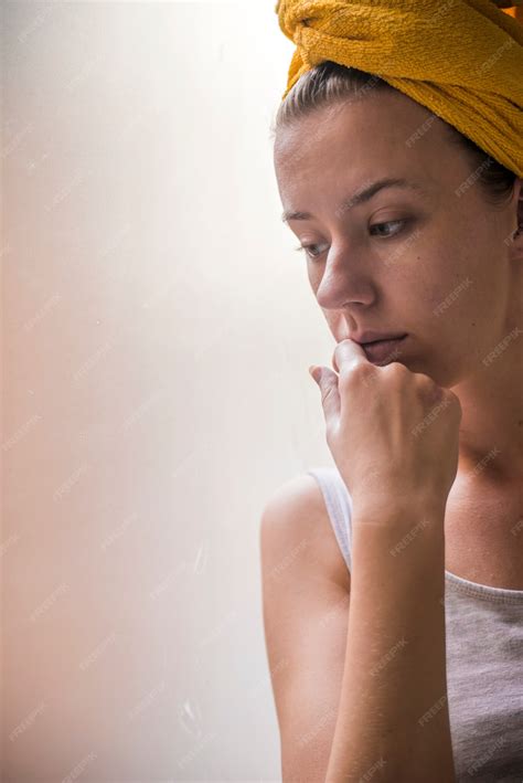 Belle Fille Seule Et Triste Assise Près De La Fenêtre Manque Seule