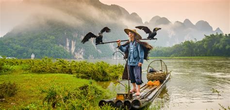 Cruise on the Guilin Li River in Yangshuo, Guangxi, China