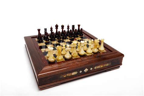 Купить Шахматы из янтаря "Корень ореха" 45х45 по цене 304 000 руб.