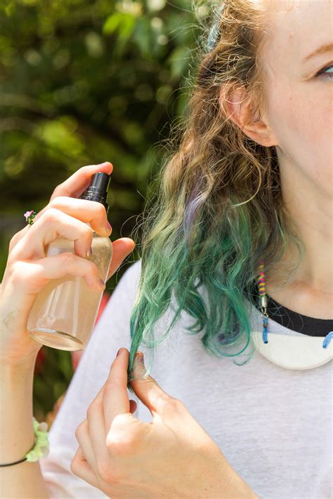 How to use sea salt spray for middle length wavy hairstyles