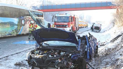 Unfall Auf B Schongauerin Lebensbedrohlich Verletzt