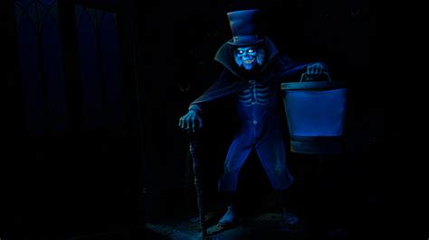 Hatbox Ghost Arrives At Magic Kingdoms Haunted Mansion