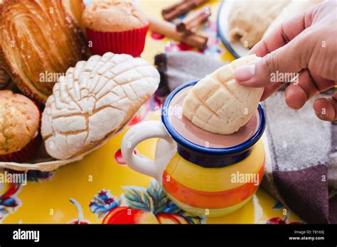 Concha y chocolate atole y pan dulce mexicano en México bebidas