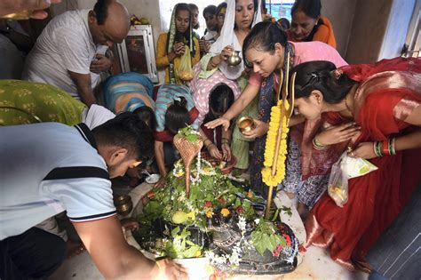 नाग पंचमी के पावन अवसर पर भक्तों ने भगवान शिव के मंदिर में की पूजा