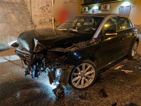 Reggio Scontro Tra Due Auto Ad Un Incrocio In Pieno Centro