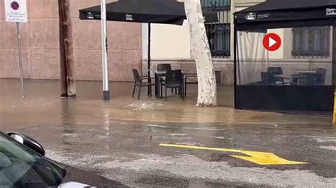 Una Fuga De Agua Inunda La Calle Pamplona En La Llacuna Del Poblenou