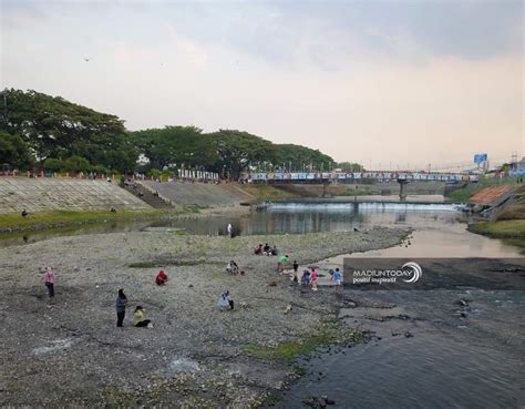 Tren Senja Di Pulau Kali Bantaran Bpbd Imbau Warga Jaga Kebersihan