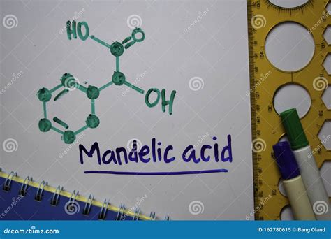 Ácido Mandélico Molécula De ácido Hidroxi Aromático Escrita No Quadro