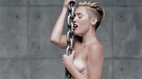 Miley Cyrus Se Desnuda En Su Nuevo Videoclip Exitoina