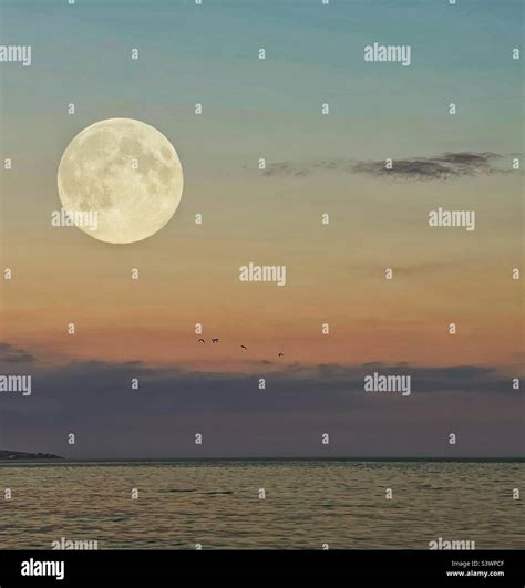 Luna Llena Al Atardecer Fotografías E Imágenes De Alta Resolución Alamy