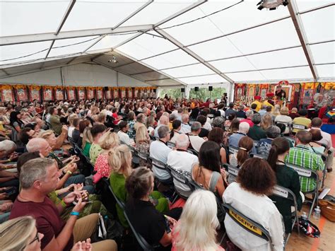 Karmapa Donne Des Enseignements Sur Le Dharma Et Transmet Des