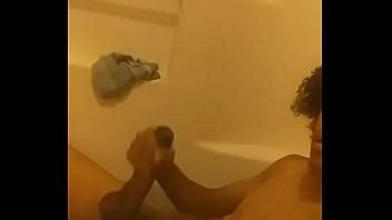 Chicos mixtos se pajean en la bañera XVIDEOS