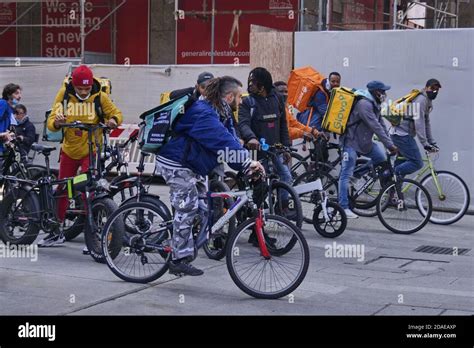 Los Ciclistas Milaneses De Entrega De Alimentos En La Plaza Del Duomo