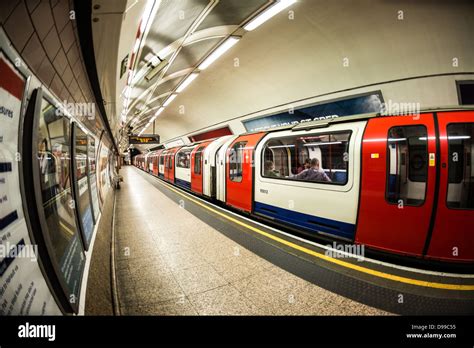 LONDON Großbritannien Ein Zug fährt an einem Bahnsteig an einer