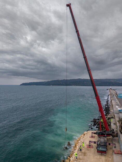 Vista A Rea Da Constru O Do Quebra Mar Bulldozer E Guindaste Em Uma