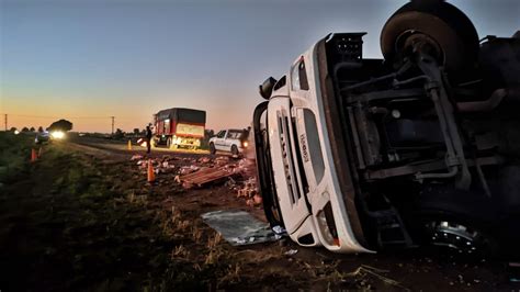 Volcó Un Camión Cargado De Frutas Y Verduras En Horas De La Madrugada En Ruta Provincial 101