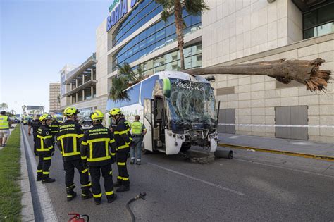 Las imágenes del accidente mortal de un autobús en Cádiz