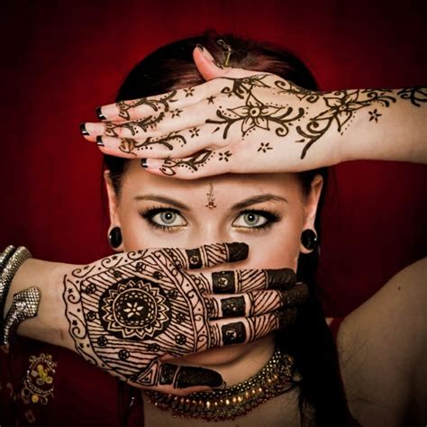 Henna Tattoo Das indische Bodypainting für den Sommer