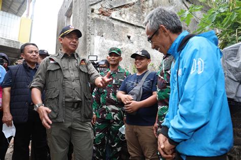 Kunjungi Sumedang Kepala Bnpb Serahkan Bantuan Dsp Pastikan