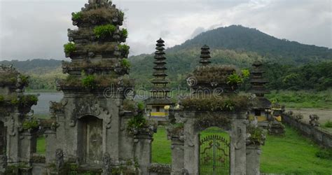 Templo Antigo Em Bali Aninhado Em Meio A Uma Vasta Paisagem De