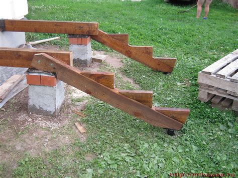Крыльцо дома в старинном стиле из рустованного (брашированного) дерева
