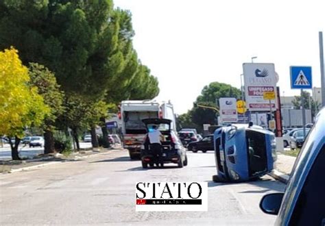 Foggia Incidente In Via Natola Auto Si Ribalta Tutti Illesi